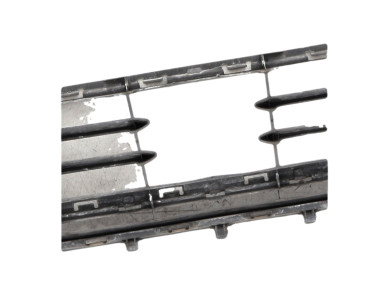 Front bumper central grille used - Volkswagen GOLF - 5G0853677B 9B9