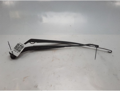 Front wiper arms (x2) used - Mitsubishi OUTLANDER - 8250A172