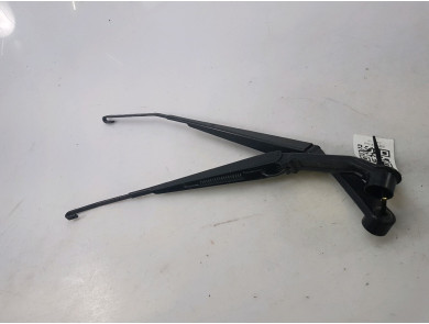 Front wiper arms (x2) used - Mitsubishi PAJERO - 8250A201
