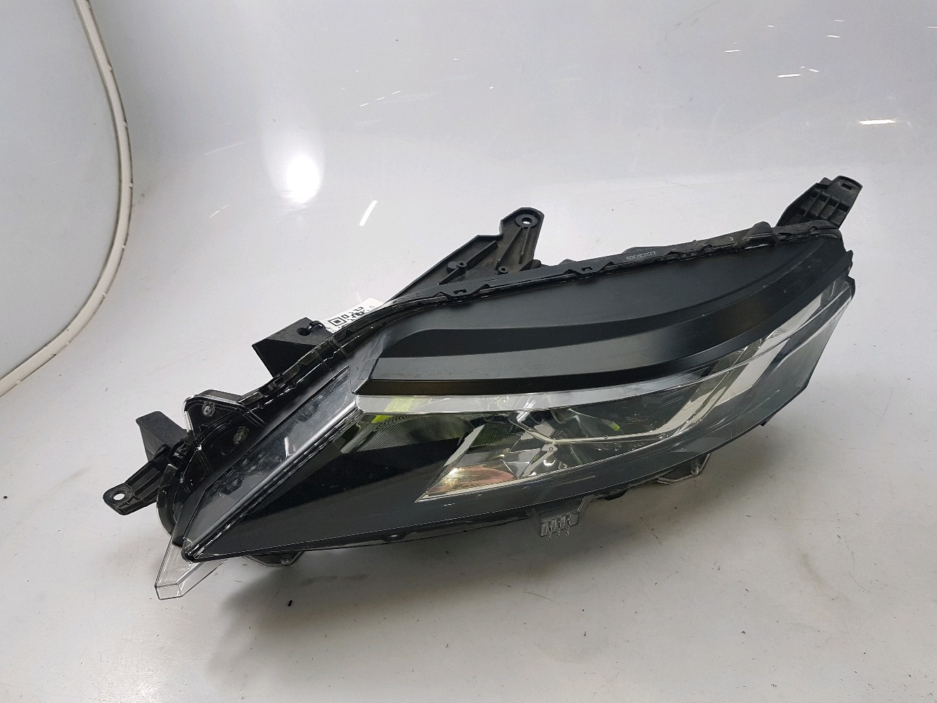 Phare avant gauche occasion - Mitsubishi L200 - 8301D425 - GPA