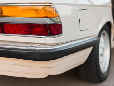 Comment enlever des rayures sur du plastique noir de voiture : guide complet